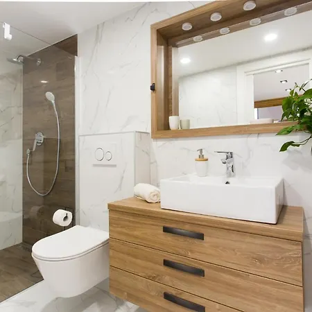 Castel Beachfront شقة
